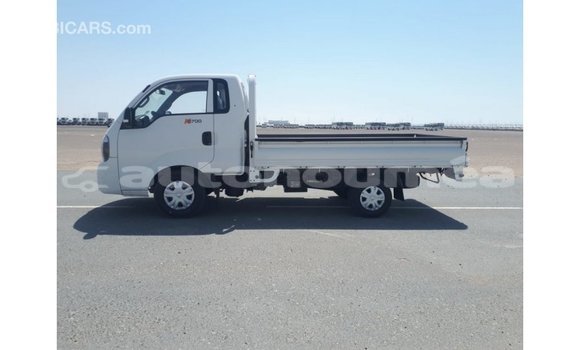 Buy Import Kia Carens White Car in Import - Dubai in Iles Buy Import Kia Carens White Car in Import - Dubai in Iles