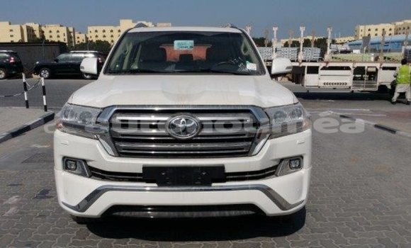 Acheter Import Voiture Toyota Land Cruiser Blanc à Import - Dubai, Iles Acheter Import Voiture Toyota Land Cruiser Blanc à Import - Dubai, Iles