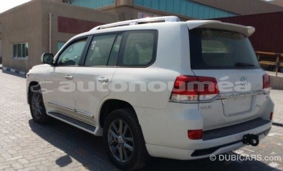 Acheter Import Voiture Toyota Land Cruiser Blanc à Import - Dubai, Iles Acheter Import Voiture Toyota Land Cruiser Blanc à Import - Dubai, Iles