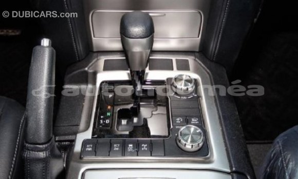 Acheter Import Voiture Toyota Land Cruiser Blanc à Import - Dubai, Iles Acheter Import Voiture Toyota Land Cruiser Blanc à Import - Dubai, Iles
