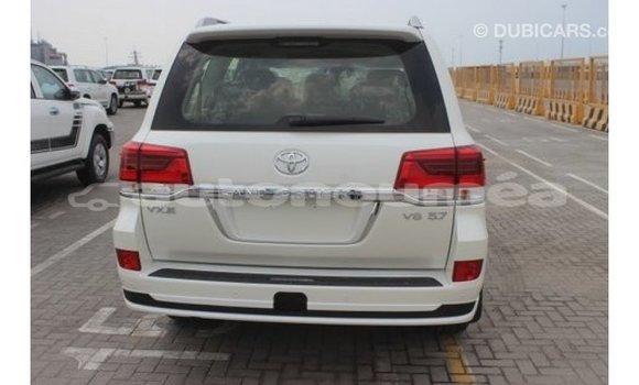 Acheter Import Voiture Toyota Land Cruiser Blanc à Import - Dubai, Iles Acheter Import Voiture Toyota Land Cruiser Blanc à Import - Dubai, Iles