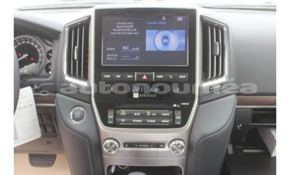 Acheter Import Voiture Toyota Land Cruiser Blanc à Import - Dubai, Iles Acheter Import Voiture Toyota Land Cruiser Blanc à Import - Dubai, Iles