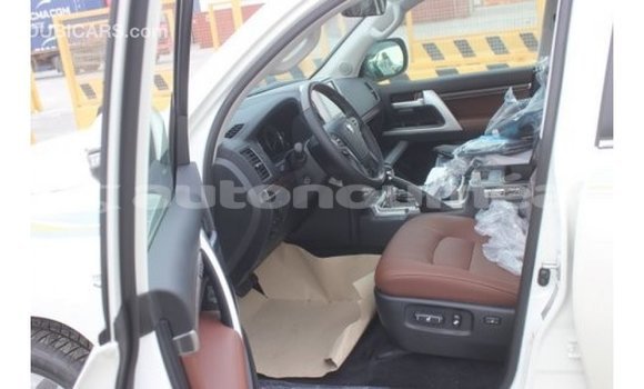 Acheter Import Voiture Toyota Land Cruiser Blanc à Import - Dubai, Iles Acheter Import Voiture Toyota Land Cruiser Blanc à Import - Dubai, Iles