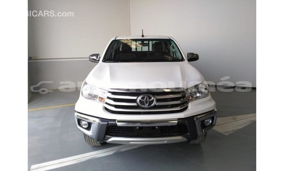 Acheter Import Voiture Toyota Hilux Blanc à Import - Dubai, Iles Acheter Import Voiture Toyota Hilux Blanc à Import - Dubai, Iles