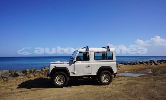 Buy Used Land Rover Defender White Car in Noumea in Sud