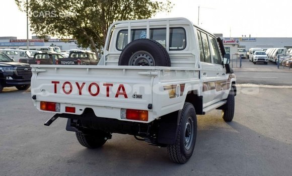 Acheter Import Voiture Toyota Land Cruiser Blanc à Import - Dubai, Iles Acheter Import Voiture Toyota Land Cruiser Blanc à Import - Dubai, Iles
