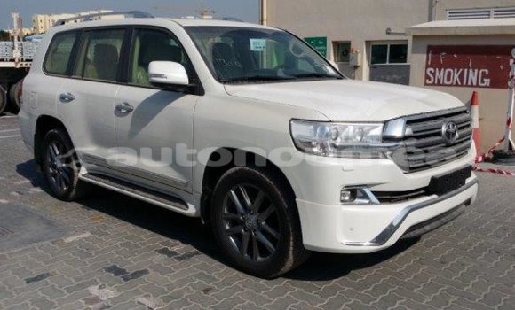 Acheter Import Voiture Toyota Land Cruiser Blanc à Import - Dubai, Iles Acheter Import Voiture Toyota Land Cruiser Blanc à Import - Dubai, Iles