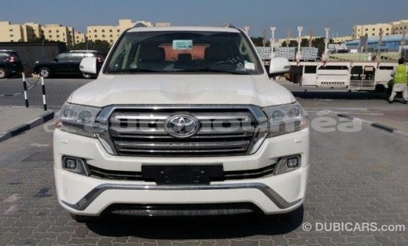 Acheter Import Voiture Toyota Land Cruiser Blanc à Import - Dubai, Iles Acheter Import Voiture Toyota Land Cruiser Blanc à Import - Dubai, Iles
