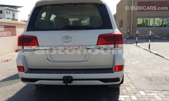 Acheter Import Voiture Toyota Land Cruiser Blanc à Import - Dubai, Iles Acheter Import Voiture Toyota Land Cruiser Blanc à Import - Dubai, Iles