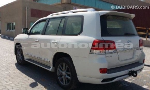 Acheter Import Voiture Toyota Land Cruiser Blanc à Import - Dubai, Iles Acheter Import Voiture Toyota Land Cruiser Blanc à Import - Dubai, Iles