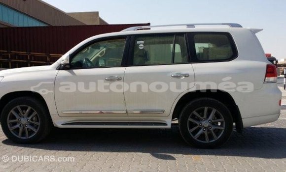 Acheter Import Voiture Toyota Land Cruiser Blanc à Import - Dubai, Iles Acheter Import Voiture Toyota Land Cruiser Blanc à Import - Dubai, Iles
