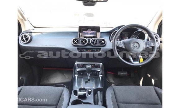 Acheter Import Voiture Mercedes-Benz 250 Rouge à Import - Dubai, Iles Acheter Import Voiture Mercedes-Benz 250 Rouge à Import - Dubai, Iles