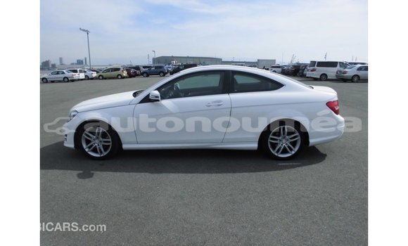 Acheter Import Voiture Mercedes-Benz 190 Blanc à Import - Dubai, Iles Acheter Import Voiture Mercedes-Benz 190 Blanc à Import - Dubai, Iles