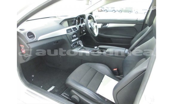 Acheter Import Voiture Mercedes-Benz 190 Blanc à Import - Dubai, Iles Acheter Import Voiture Mercedes-Benz 190 Blanc à Import - Dubai, Iles