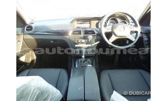 Acheter Import Voiture Mercedes-Benz 200 Blanc à Import - Dubai, Iles Acheter Import Voiture Mercedes-Benz 200 Blanc à Import - Dubai, Iles