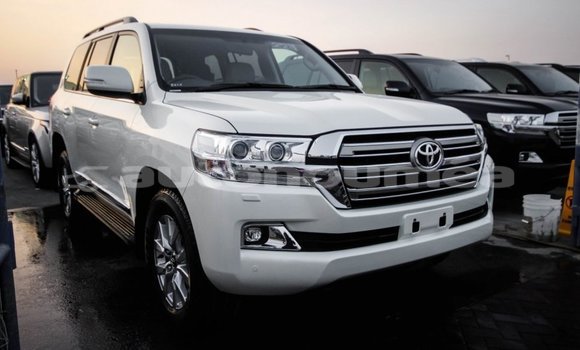 Acheter Import Voiture Toyota Land Cruiser Blanc à Import - Dubai, Iles Acheter Import Voiture Toyota Land Cruiser Blanc à Import - Dubai, Iles