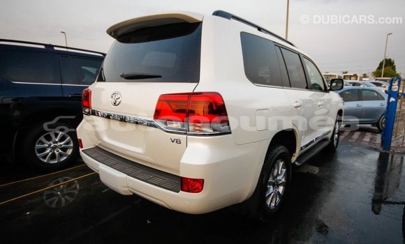 Acheter Import Voiture Toyota Land Cruiser Blanc à Import - Dubai, Iles Acheter Import Voiture Toyota Land Cruiser Blanc à Import - Dubai, Iles