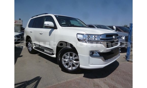 Buy Import Toyota Land Cruiser White Car in Import - Dubai in Iles Buy Import Toyota Land Cruiser White Car in Import - Dubai in Iles