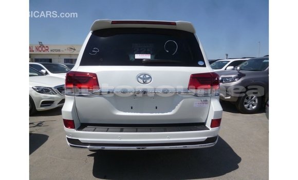Buy Import Toyota Land Cruiser White Car in Import - Dubai in Iles Buy Import Toyota Land Cruiser White Car in Import - Dubai in Iles