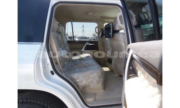 Buy Import Toyota Land Cruiser White Car in Import - Dubai in Iles Buy Import Toyota Land Cruiser White Car in Import - Dubai in Iles