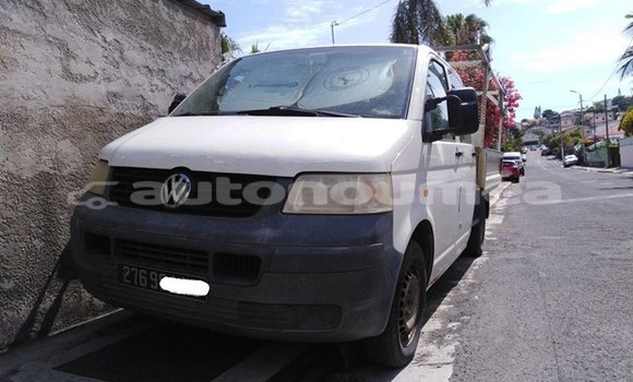 Buy Used Volkswagen Transporter White Car in Noumea in Sud