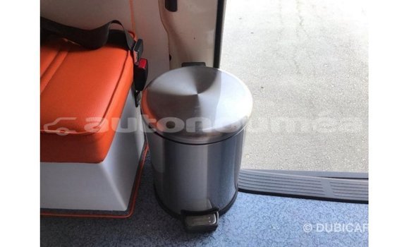 Acheter Import Voiture Toyota Hiace Blanc à Import - Dubai, Iles Acheter Import Voiture Toyota Hiace Blanc à Import - Dubai, Iles