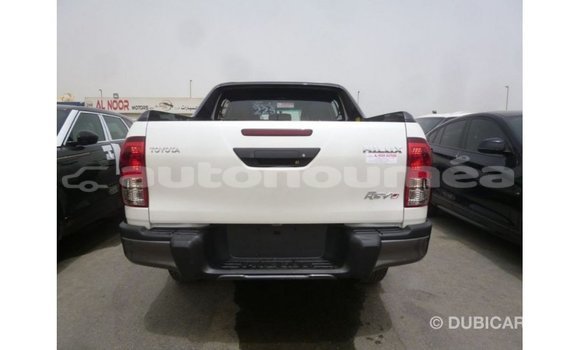 Acheter Import Voiture Toyota Hilux Blanc à Import - Dubai, Iles Acheter Import Voiture Toyota Hilux Blanc à Import - Dubai, Iles