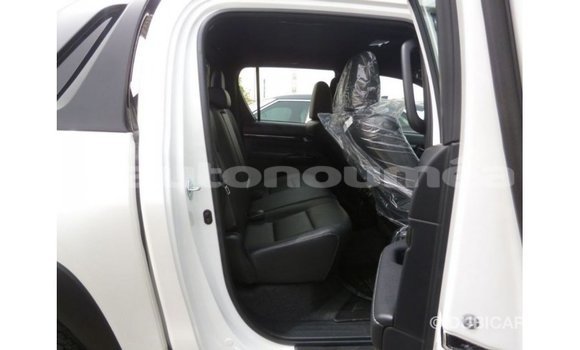 Acheter Import Voiture Toyota Hilux Blanc à Import - Dubai, Iles Acheter Import Voiture Toyota Hilux Blanc à Import - Dubai, Iles