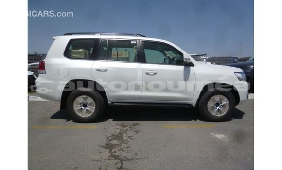 Acheter Import Voiture Toyota Land Cruiser Blanc à Import - Dubai, Iles Acheter Import Voiture Toyota Land Cruiser Blanc à Import - Dubai, Iles