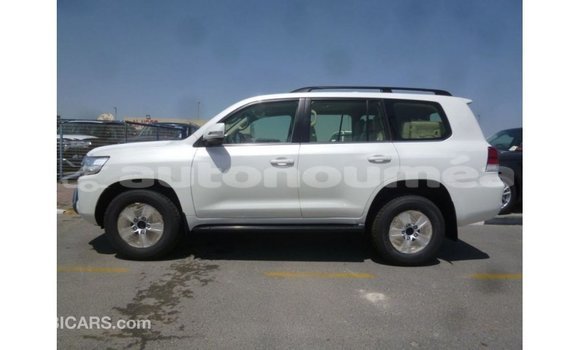 Acheter Import Voiture Toyota Land Cruiser Blanc à Import - Dubai, Iles Acheter Import Voiture Toyota Land Cruiser Blanc à Import - Dubai, Iles