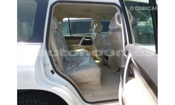 Acheter Import Voiture Toyota Land Cruiser Blanc à Import - Dubai, Iles Acheter Import Voiture Toyota Land Cruiser Blanc à Import - Dubai, Iles