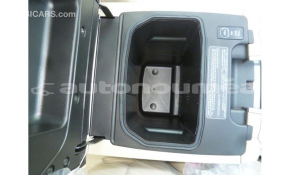 Acheter Import Voiture Toyota Land Cruiser Blanc à Import - Dubai, Iles Acheter Import Voiture Toyota Land Cruiser Blanc à Import - Dubai, Iles