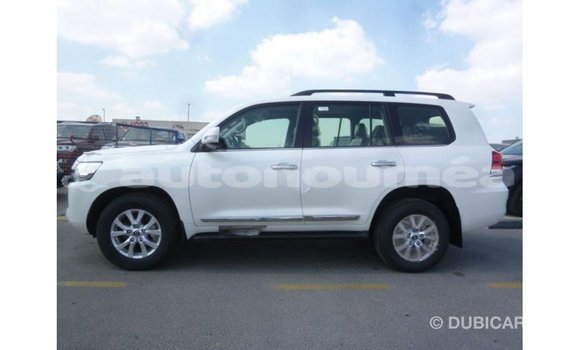 Acheter Import Voiture Toyota Land Cruiser Blanc à Import - Dubai, Iles Acheter Import Voiture Toyota Land Cruiser Blanc à Import - Dubai, Iles