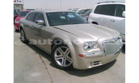 Buy Import Chrysler 300 Beige Car in Import - Dubai in Iles