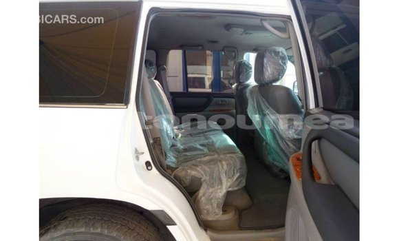 Acheter Import Voiture Toyota Land Cruiser Blanc à Import - Dubai, Iles Acheter Import Voiture Toyota Land Cruiser Blanc à Import - Dubai, Iles