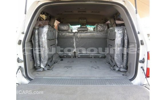 Acheter Import Voiture Toyota Land Cruiser Blanc à Import - Dubai, Iles Acheter Import Voiture Toyota Land Cruiser Blanc à Import - Dubai, Iles