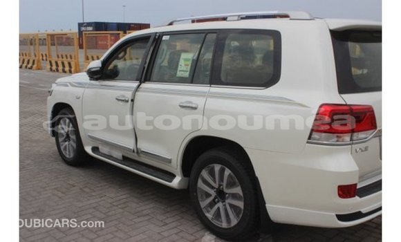 Acheter Import Voiture Toyota Land Cruiser Blanc à Import - Dubai, Iles Acheter Import Voiture Toyota Land Cruiser Blanc à Import - Dubai, Iles