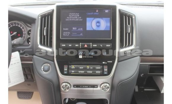 Acheter Import Voiture Toyota Land Cruiser Blanc à Import - Dubai, Iles Acheter Import Voiture Toyota Land Cruiser Blanc à Import - Dubai, Iles