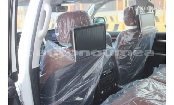 Acheter Import Voiture Toyota Land Cruiser Blanc à Import - Dubai, Iles Acheter Import Voiture Toyota Land Cruiser Blanc à Import - Dubai, Iles
