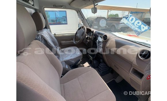 Acheter Import Voiture Toyota Land Cruiser Beige à Import - Dubai, Iles Acheter Import Voiture Toyota Land Cruiser Beige à Import - Dubai, Iles