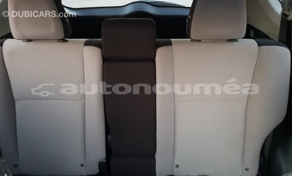 Acheter Import Utilitaire Toyota HiAce Rouge à Import - Dubai, Iles Acheter Import Utilitaire Toyota HiAce Rouge à Import - Dubai, Iles