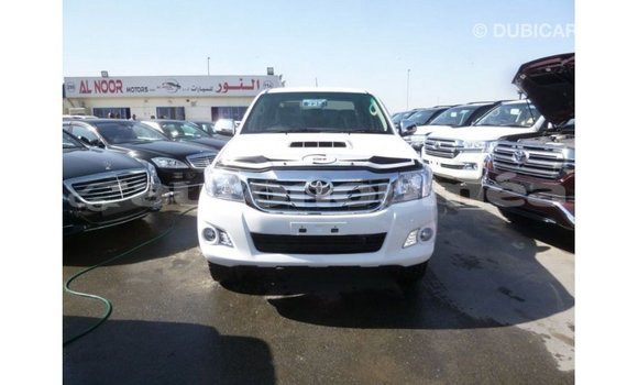 Acheter Import Voiture Toyota Hilux Blanc à Import - Dubai, Iles Acheter Import Voiture Toyota Hilux Blanc à Import - Dubai, Iles