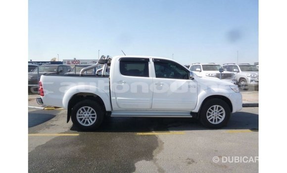 Acheter Import Voiture Toyota Hilux Blanc à Import - Dubai, Iles Acheter Import Voiture Toyota Hilux Blanc à Import - Dubai, Iles