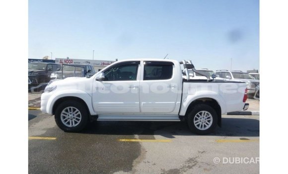 Acheter Import Voiture Toyota Hilux Blanc à Import - Dubai, Iles Acheter Import Voiture Toyota Hilux Blanc à Import - Dubai, Iles
