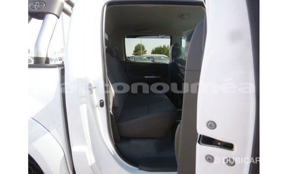 Acheter Import Voiture Toyota Hilux Blanc à Import - Dubai, Iles Acheter Import Voiture Toyota Hilux Blanc à Import - Dubai, Iles