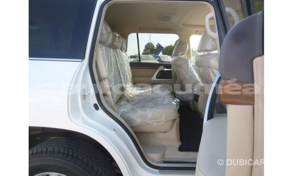 Acheter Import Voiture Toyota Land Cruiser Blanc à Import - Dubai, Iles Acheter Import Voiture Toyota Land Cruiser Blanc à Import - Dubai, Iles