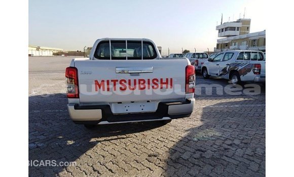 Acheter Import Voiture Mitsubishi L200 Blanc à Import - Dubai, Iles Acheter Import Voiture Mitsubishi L200 Blanc à Import - Dubai, Iles