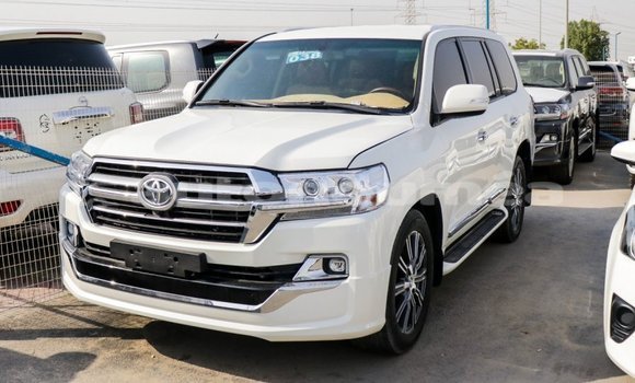 Acheter Import Voiture Toyota Land Cruiser Blanc à Import - Dubai, Iles Acheter Import Voiture Toyota Land Cruiser Blanc à Import - Dubai, Iles
