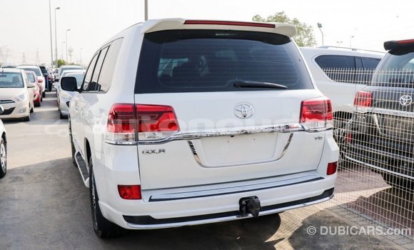 Acheter Import Voiture Toyota Land Cruiser Blanc à Import - Dubai, Iles Acheter Import Voiture Toyota Land Cruiser Blanc à Import - Dubai, Iles