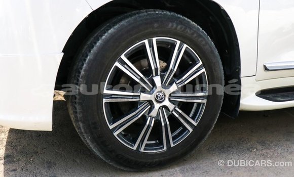 Acheter Import Voiture Toyota Land Cruiser Blanc à Import - Dubai, Iles Acheter Import Voiture Toyota Land Cruiser Blanc à Import - Dubai, Iles